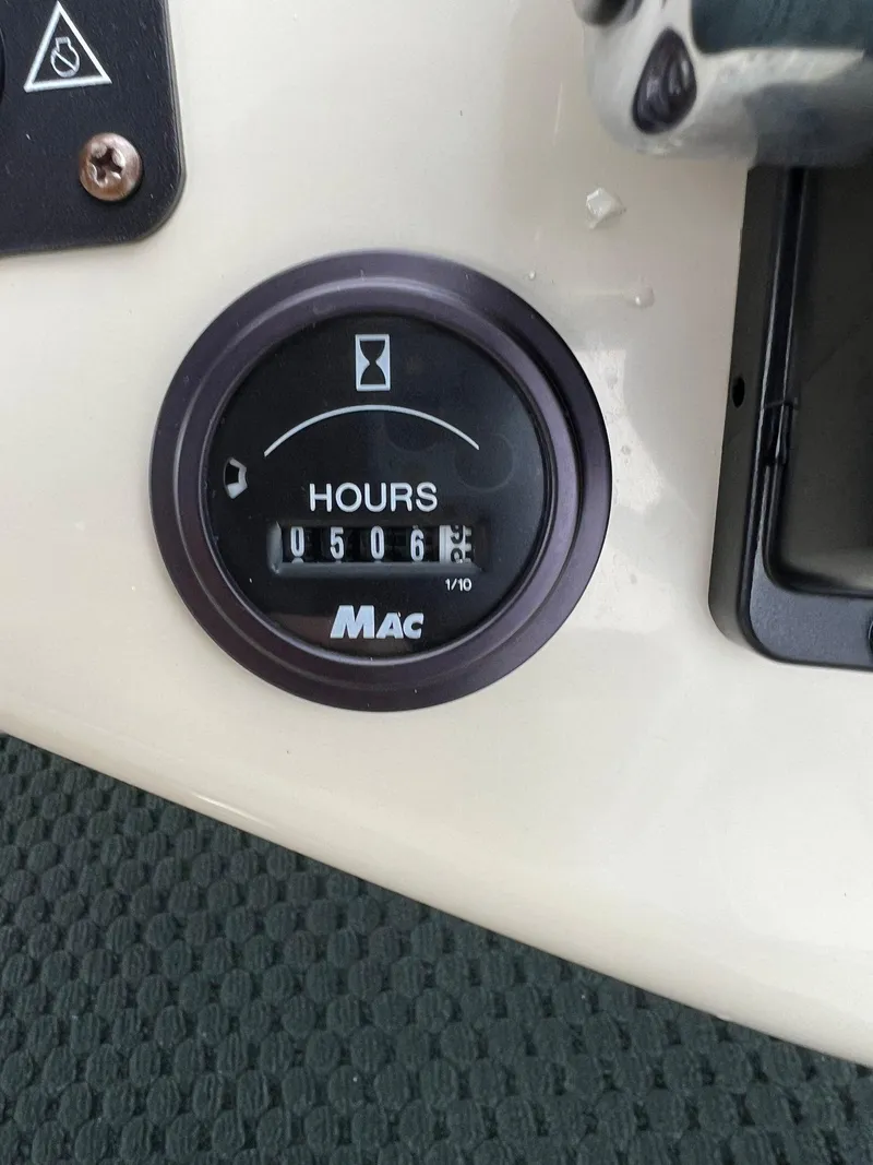 Slide: The Image of Hour meter showing 506.6 hours on a 2002 Bennington 2575 FS boat. - 28