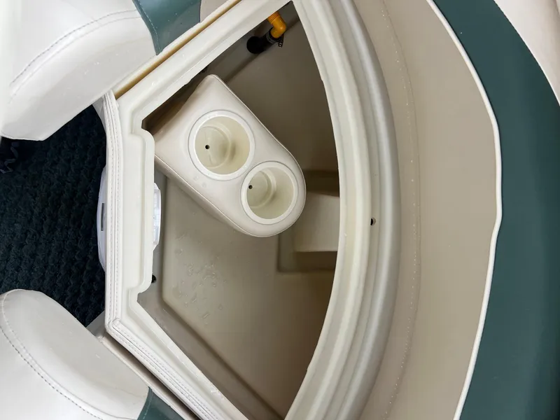 Slide: The Image of Storage compartment with cup holders in a 2002 Bennington 2575 FS boat. - 40
