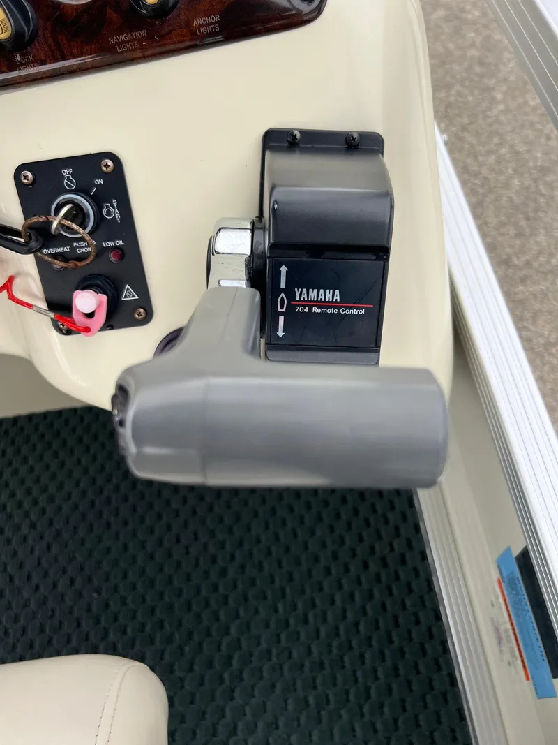 Slide: The Image of Close-up of Yamaha throttle control on 2002 Bennington 2575 FS boat. - 41