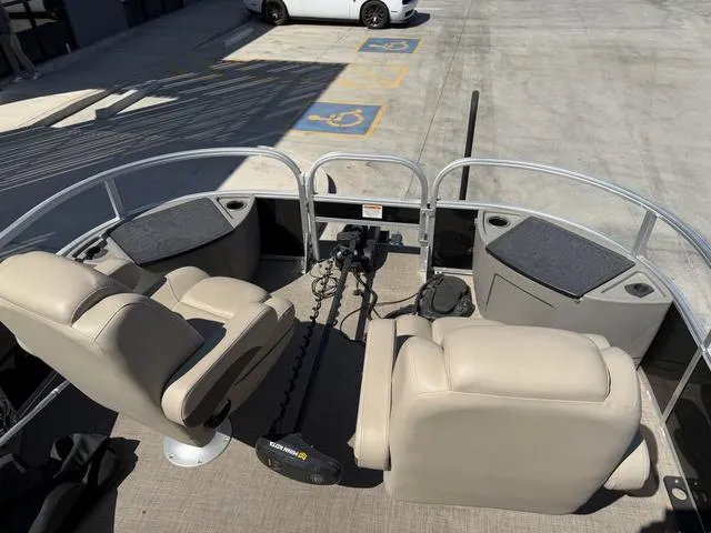 Slide: The Image of Sun Tracker Sportfish™ 24 XP3 2023 - 11