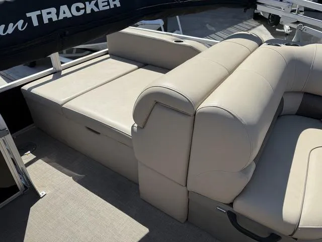 Slide: The Image of Sun Tracker Sportfish™ 24 XP3 2023 - 9