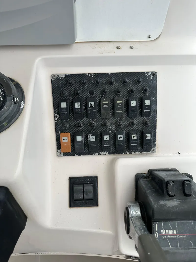 Slide: The Image of Control panel of a 2001 Grady-White Sailfish 282 boat with Yamaha throttle. - 20