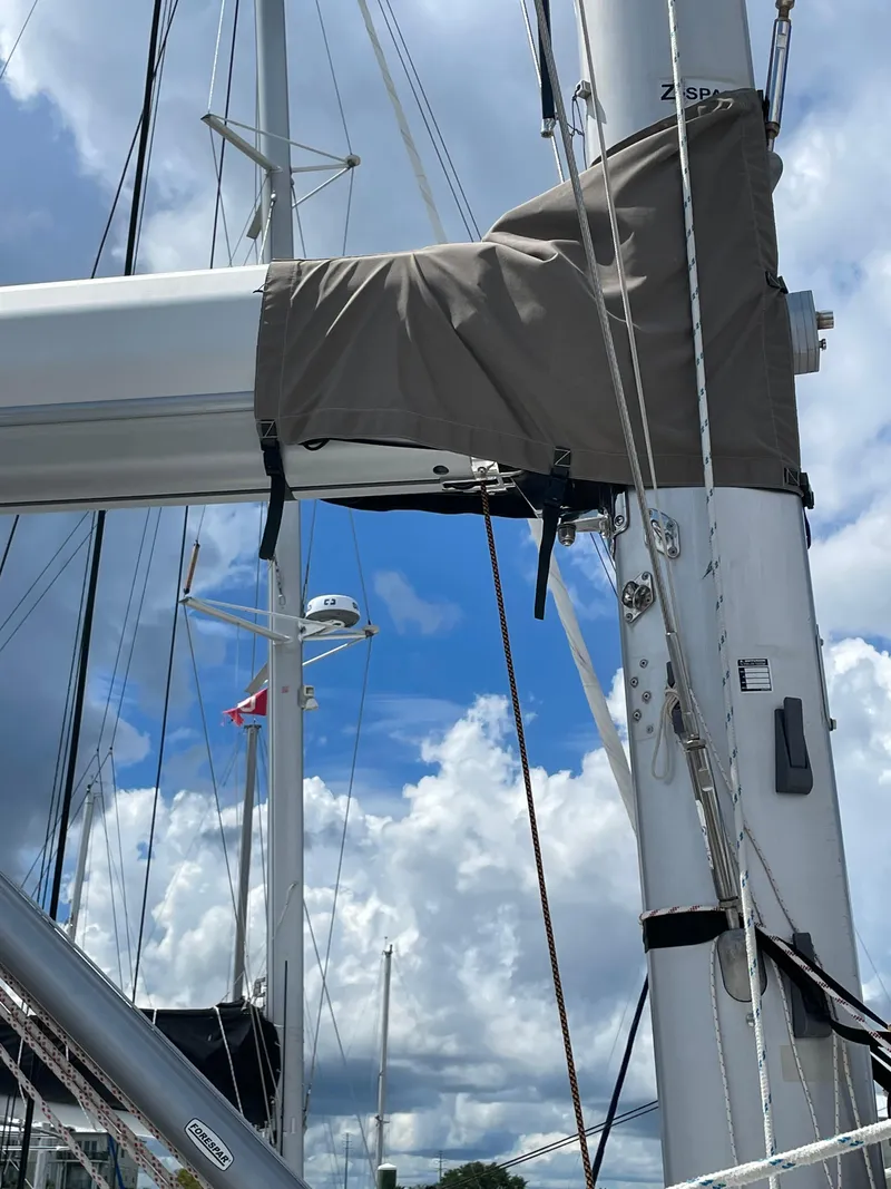 Slide: The Image of Sailboat mast and rigging of 2016 Lagoon 450 F under cloudy sky. - 40