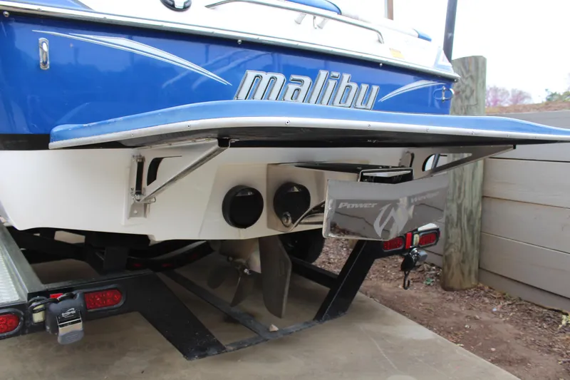 Slide: The Image of 2006 Malibu Sunscape 21 LSV boat rear view with propeller and trailer. - 4
