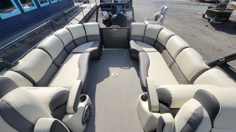 Slide: The Image of Veranda VP22RCT 2022 - 9