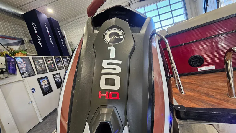 Slide: The Image of 2017 Manitou 25 Aurora LE with BRP 150 HP engine in showroom. - 39