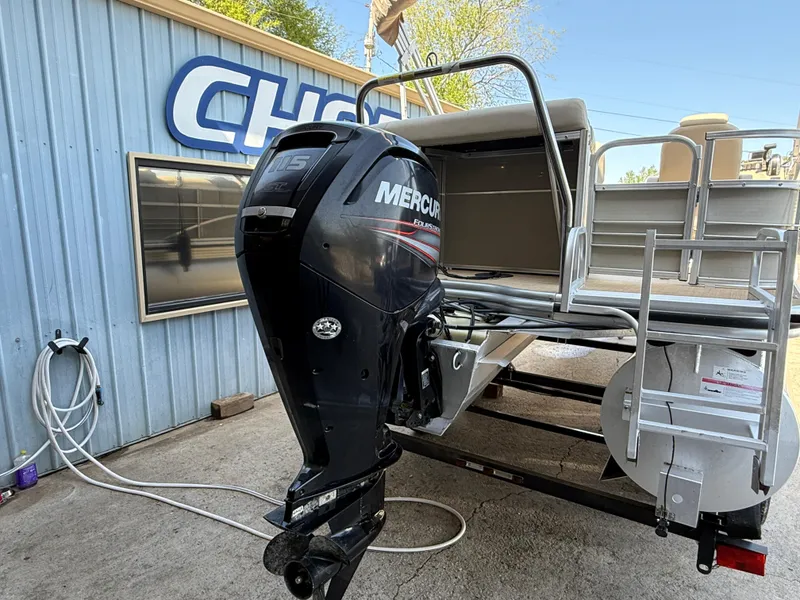 Slide: The Image of Lowe Ss 210 2015 - 9