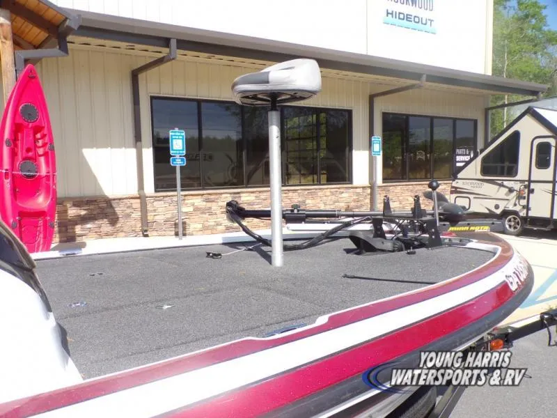 Slide: The Image of 2015 Tracker Nitro Z6 boat at Young Harris Watersports & RV dealership. - 8