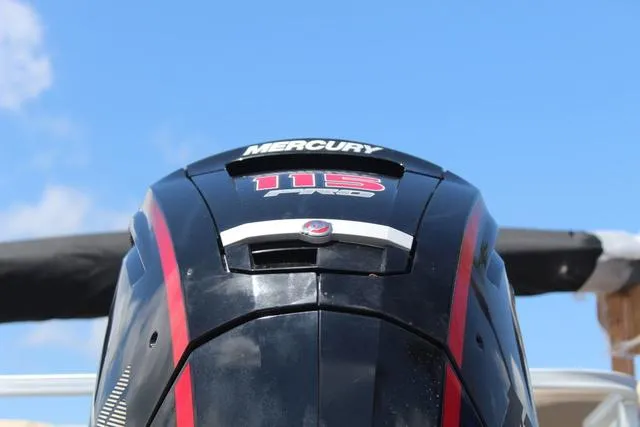 Slide: The Image of Sun Tracker Fishin' Barge 20 DLX 2025 - 10