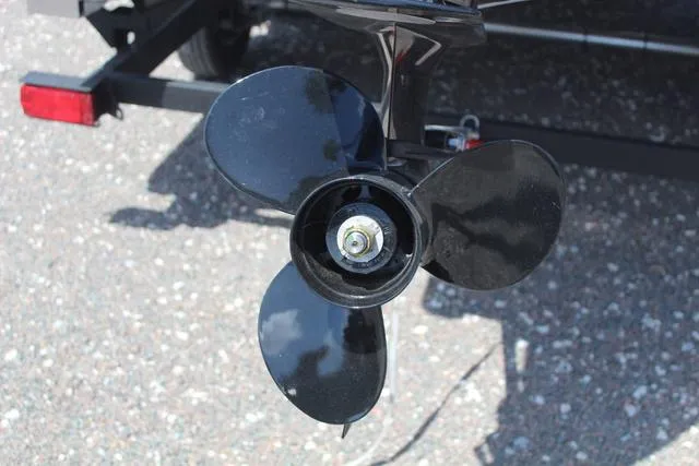 Slide: The Image of Sun Tracker Fishin' Barge 20 DLX 2025 - 13