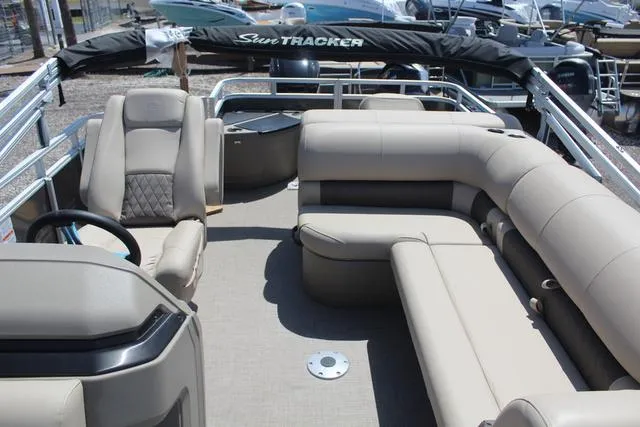 Slide: The Image of Sun Tracker Fishin' Barge 20 DLX 2025 - 14