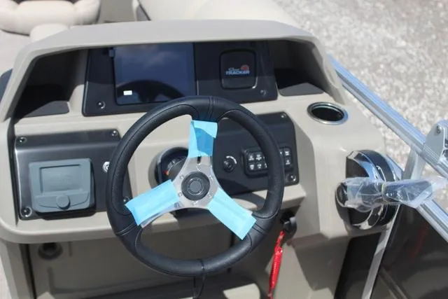 Slide: The Image of Sun Tracker Fishin' Barge 20 DLX 2025 - 17