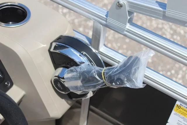 Slide: The Image of Sun Tracker Fishin' Barge 20 DLX 2025 - 18