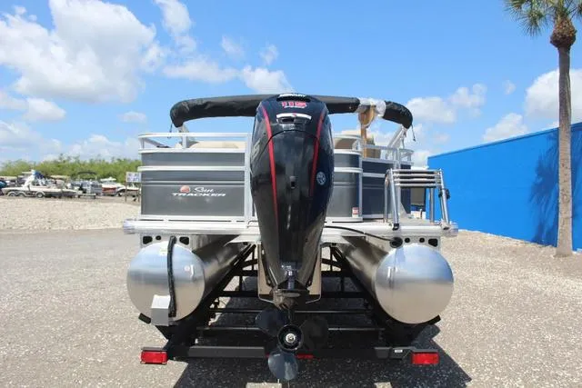 Slide: The Image of Sun Tracker Fishin' Barge 20 DLX 2025 - 5