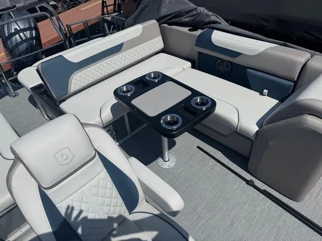 Slide: The Image of Godfrey Sweetwater 2286 SFL Tritoon - Yamaha 150 2025 - 10