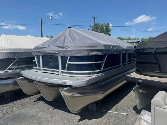 Slide: The Image of Godfrey Sweetwater 2286 SFL Tritoon - Yamaha 150 2025 - 13