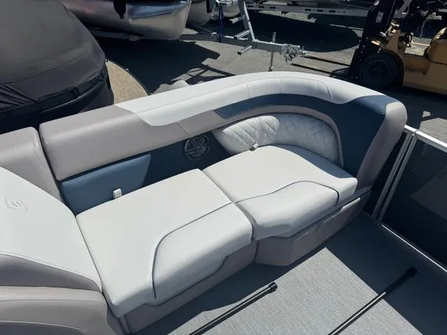 Slide: The Image of Godfrey Sweetwater 2286 SFL Tritoon - Yamaha 150 2025 - 4