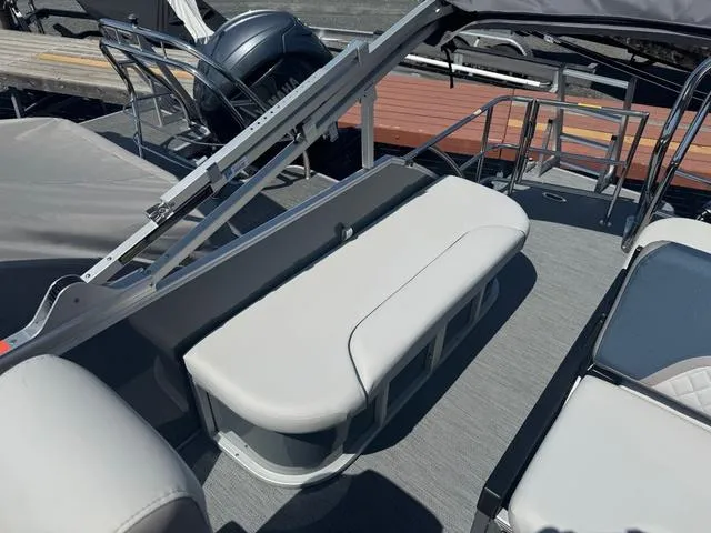 Slide: The Image of Godfrey Sweetwater 2286 SFL Tritoon - Yamaha 150 2025 - 8