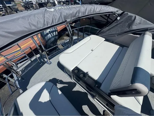 Slide: The Image of Godfrey Sweetwater 2286 SFL Tritoon - Yamaha 150 2025 - 9