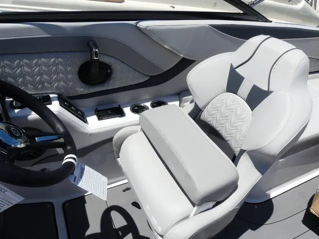 Slide: The Image of Hurricane SunDeck 2600 OB 2025 - 11