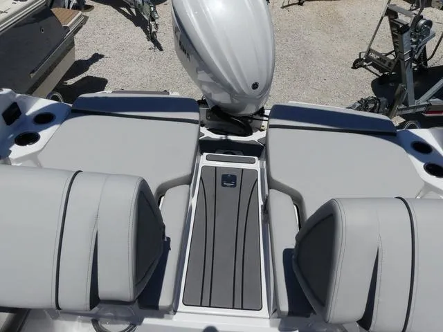 Slide: The Image of Hurricane SunDeck 2600 OB 2025 - 14