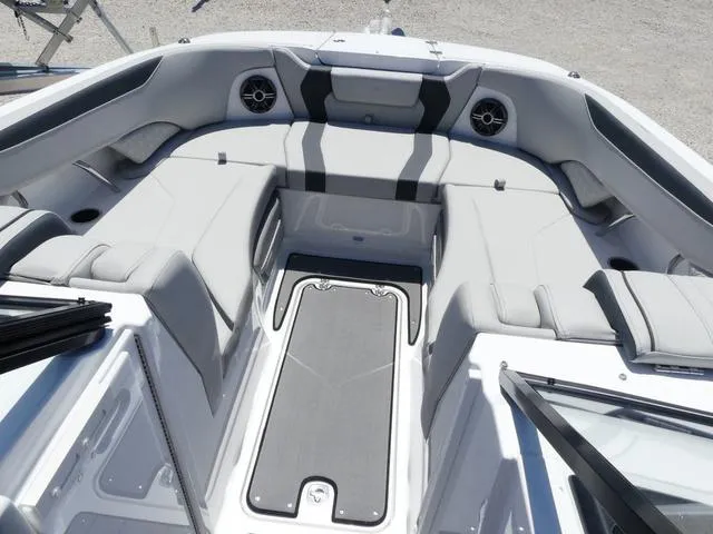 Slide: The Image of Hurricane SunDeck 2600 OB 2025 - 15