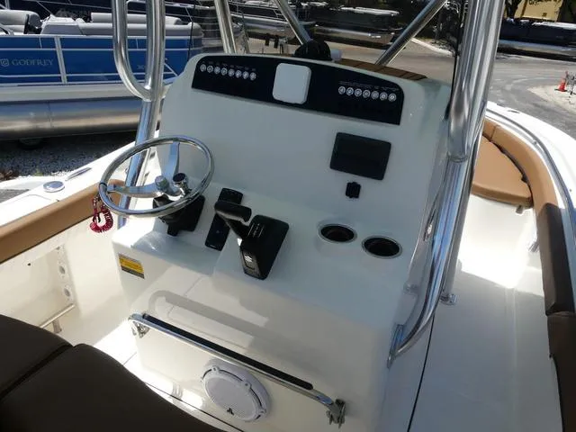 Slide: The Image of Pioneer 222 Sportfish 2025 - 8