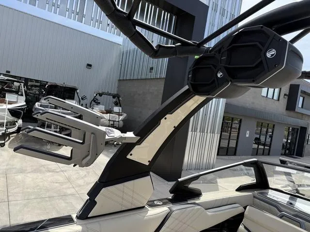 Slide: The Image of Tigé 23ZX 2025 - 18