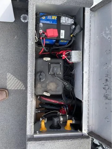 Slide: The Image of 1998 Alumacraft PRO 195 boat battery compartment with wiring and components. - 18