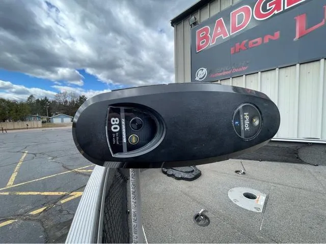 Slide: The Image of 2017 Lund 1675 Pro Guide boat identification plate with serial number. - 28