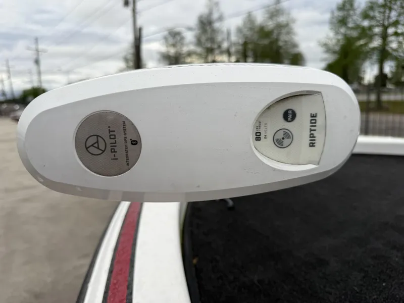 Slide: The Image of 2005 Skeeter SX 200 boat with i-Pilot Riptide GPS system. - 16