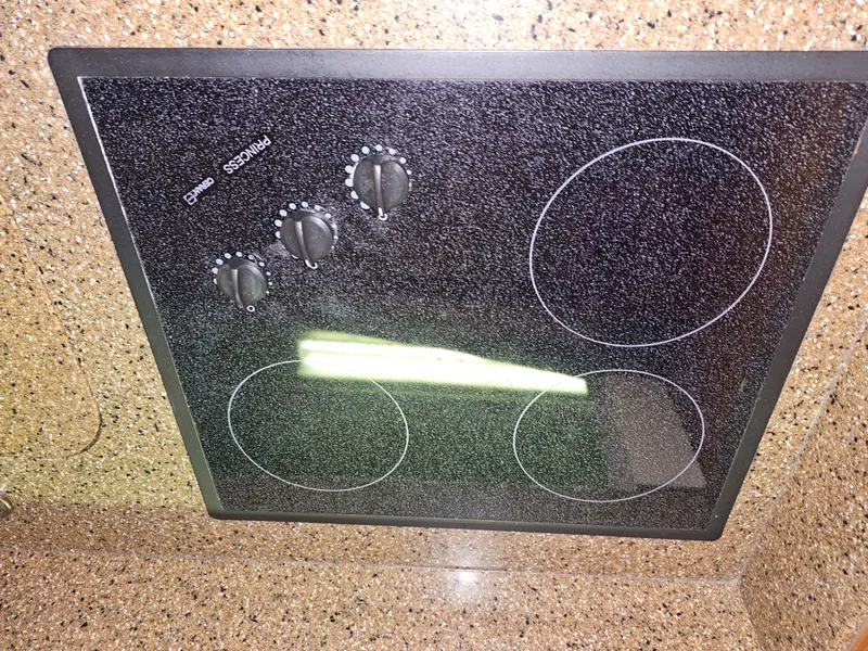 Slide: The Image of Ceramic cooktop with four burners on 2001 Cruisers Yachts 5000 Sedan Sport. - 25