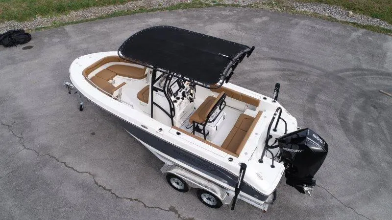 Slide: The Image of Robalo R202 Explorer 2025 - 11