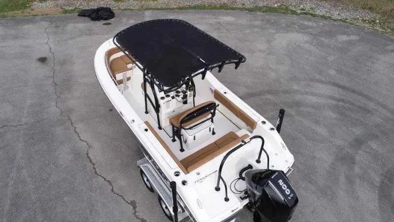 Slide: The Image of Robalo R202 Explorer 2025 - 12