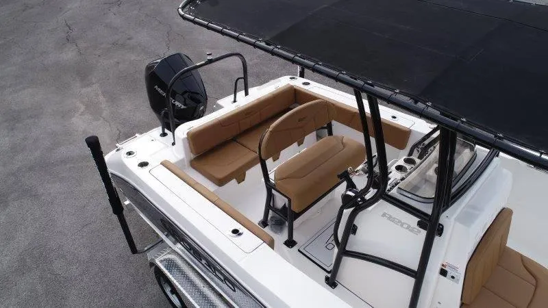 Slide: The Image of Robalo R202 Explorer 2025 - 22