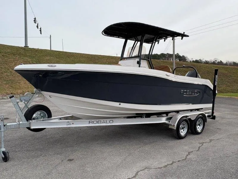 Slide: The Image of Robalo R202 Explorer 2025 - 24