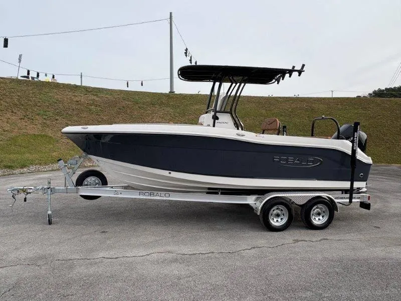 Slide: The Image of Robalo R202 Explorer 2025 - 25