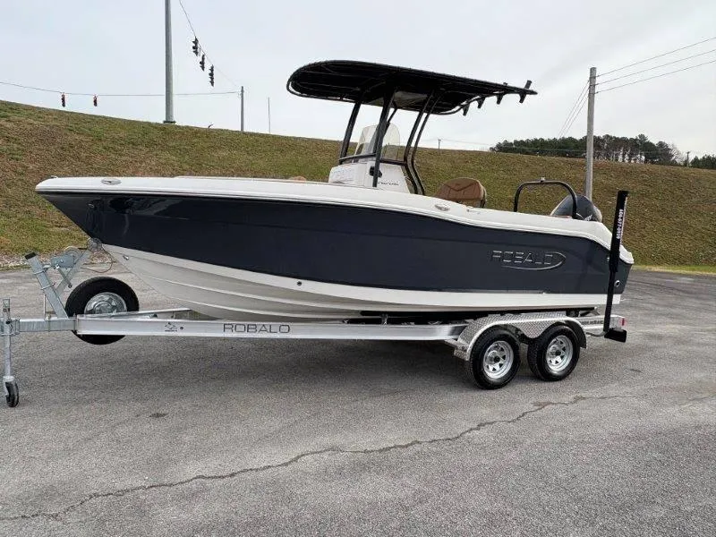 Slide: The Image of Robalo R202 Explorer 2025 - 26