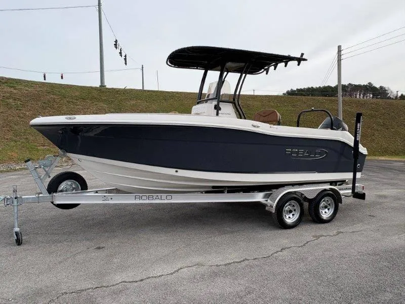 Slide: The Image of Robalo R202 Explorer 2025 - 27