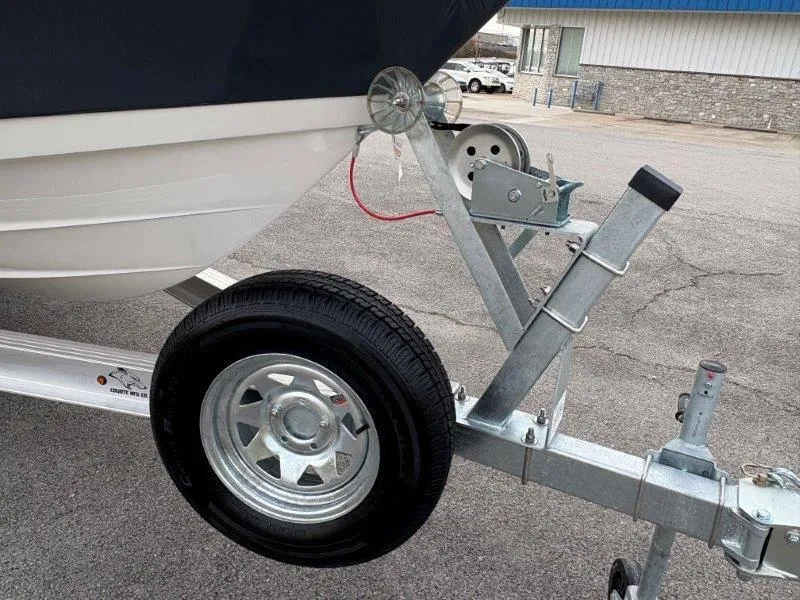 Slide: The Image of Robalo R202 Explorer 2025 - 29