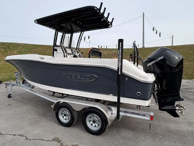 Slide: The Image of Robalo R202 Explorer 2025 - 32