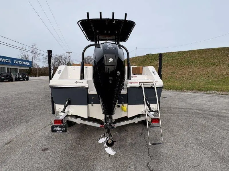 Slide: The Image of Robalo R202 Explorer 2025 - 34