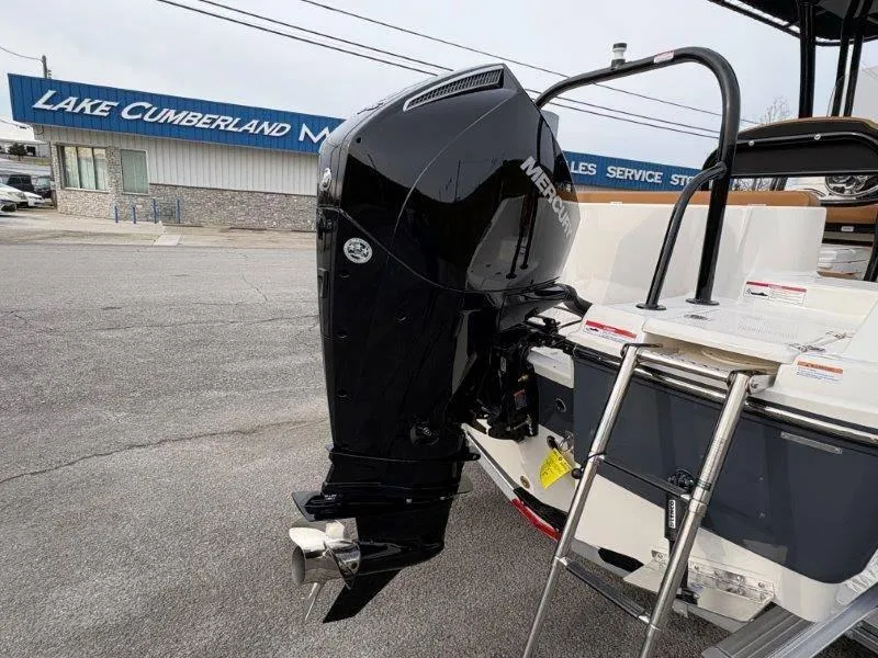 Slide: The Image of Robalo R202 Explorer 2025 - 35