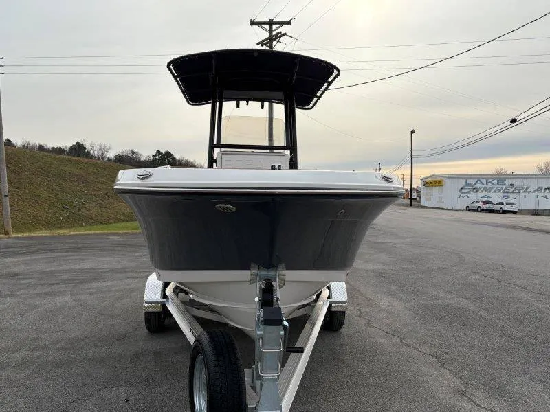 Slide: The Image of Robalo R202 Explorer 2025 - 36