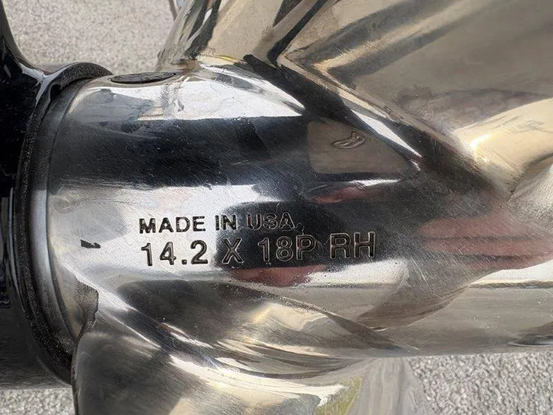 Slide: The Image of Robalo R202 Explorer 2025 - 39