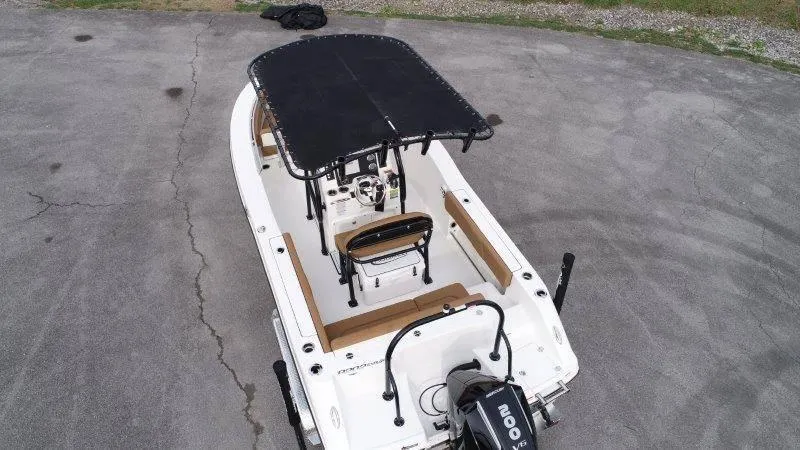 Slide: The Image of Robalo R202 Explorer 2025 - 4