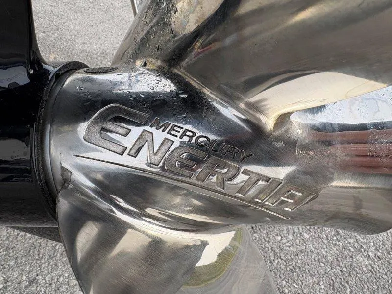 Slide: The Image of Robalo R202 Explorer 2025 - 41