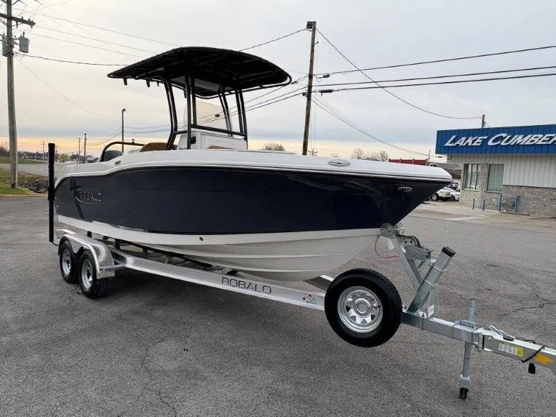 Slide: The Image of Robalo R202 Explorer 2025 - 44