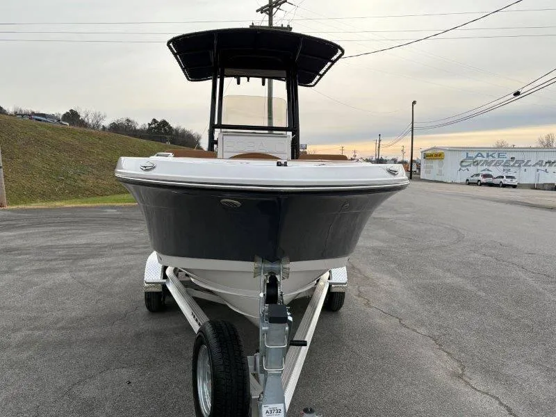 Slide: The Image of Robalo R202 Explorer 2025 - 46