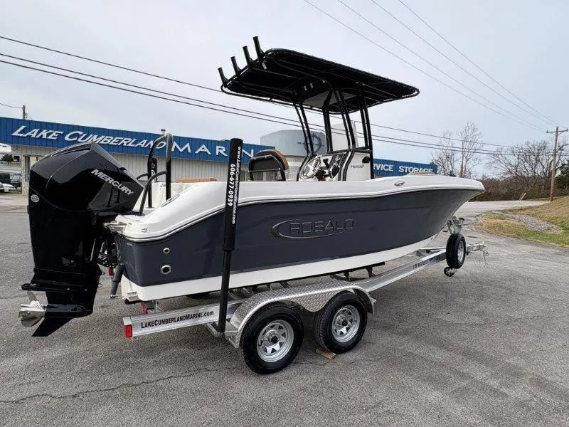 Slide: The Image of Robalo R202 Explorer 2025 - 49